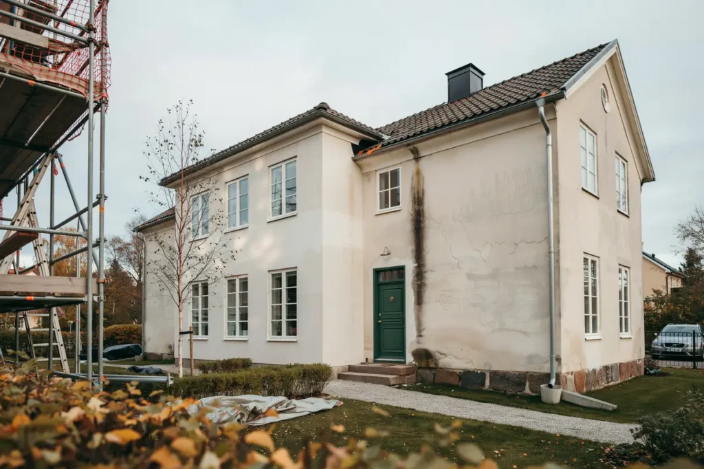 fasadrenovering och putsa fasad tecken kostnader och smarta val f r ett h llbart hus