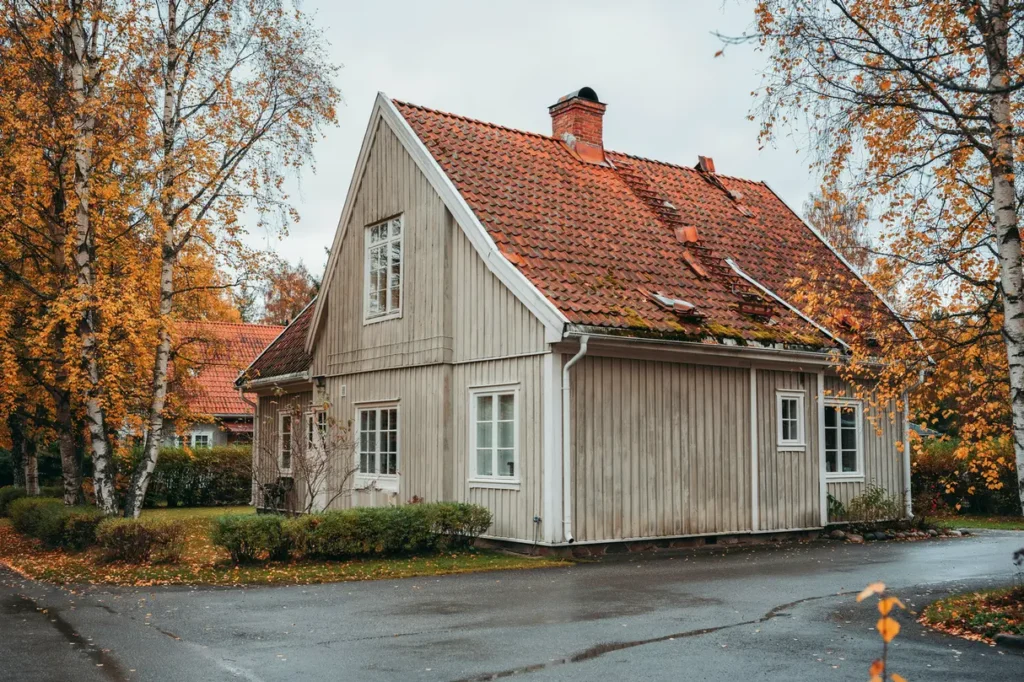 oktober r b sta tiden f r takbesiktning uppt ck h stens risksignaler innan vinterv dret sl r till